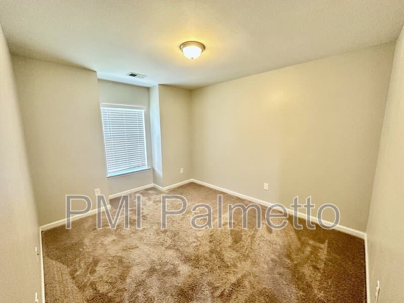 Elgin House: 423 Easy Goer Ct