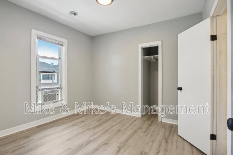 Milwaukee Condo: 506 E Linus St Uppr REAR