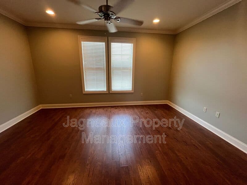 Lafayette House: 114 Hargrave Dr