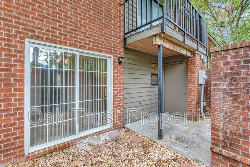 Summerville Townhome: 593 Travelers Blvd