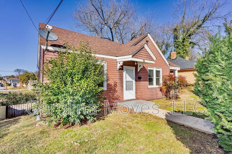 Spartanburg House: 202 Brookwood Terrace