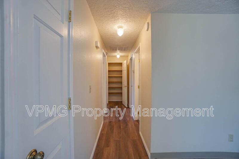 Vancouver House: 8718 Northeast 95th Street