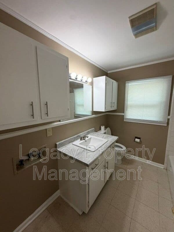 Burlington House: 904 Grace Avenue
