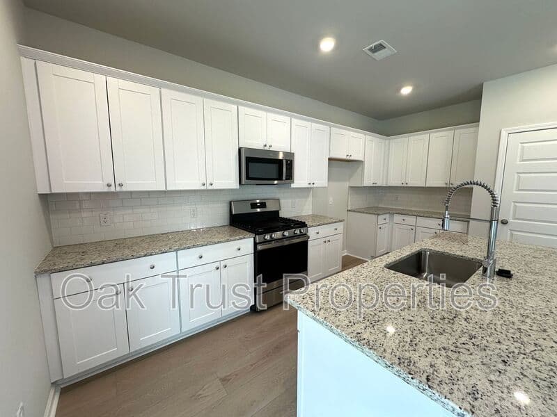 Summerville House: 127 Swaying Palm Dr