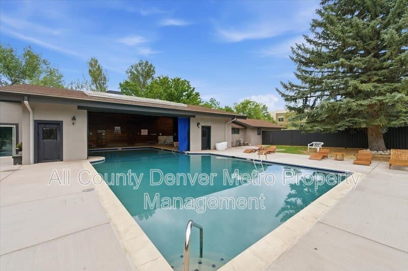 Golden Condo: 1400 Golden Circle
