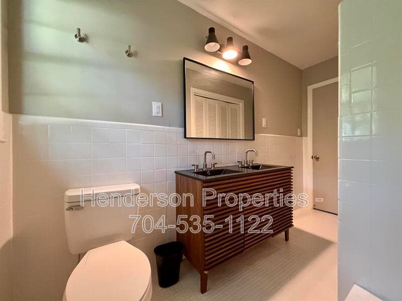 Charlotte House: 6801 Woodland Cr