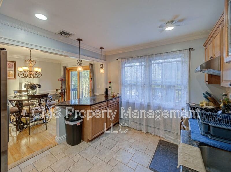 Bloomingdale House: 128 Reeve Ave