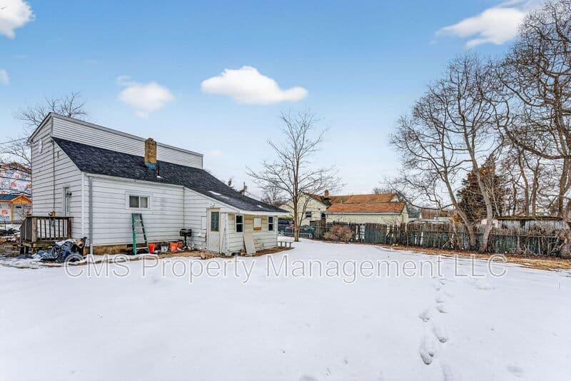 Old Bridge House: 24 Steinhardt Ave