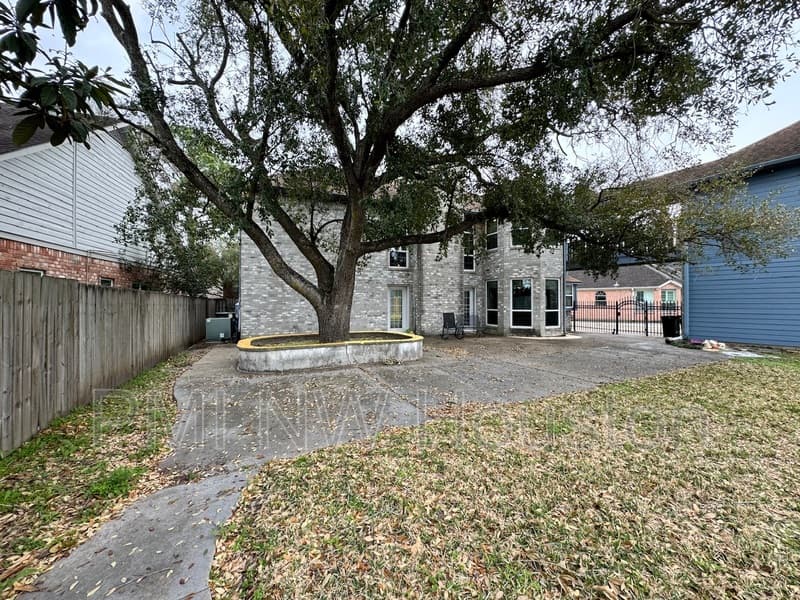 Houston House: 9303 Bent Spur Ln