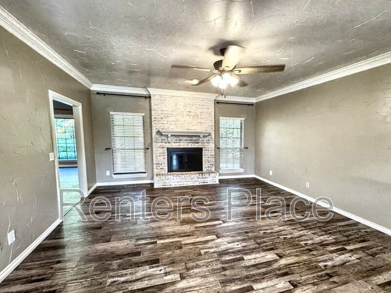 Edmond House: 2005 Mission Rd