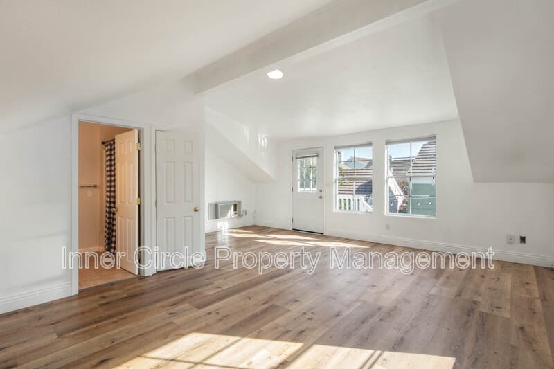 Brentwood House: 342 Chaucer Drive