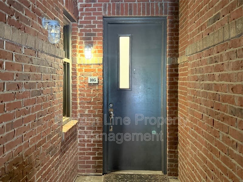 Charlotte Condo: 1101 W 1St St