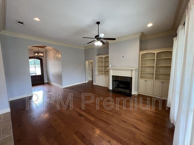 Zachary House: 7335 Oakview Dr.