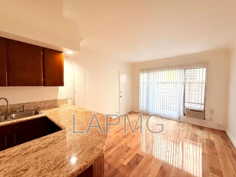 Los Angeles House: 1266 N Serrano
