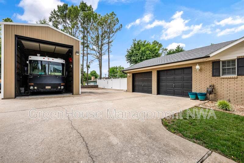 Bentonville House: 1609 SW 2nd Street