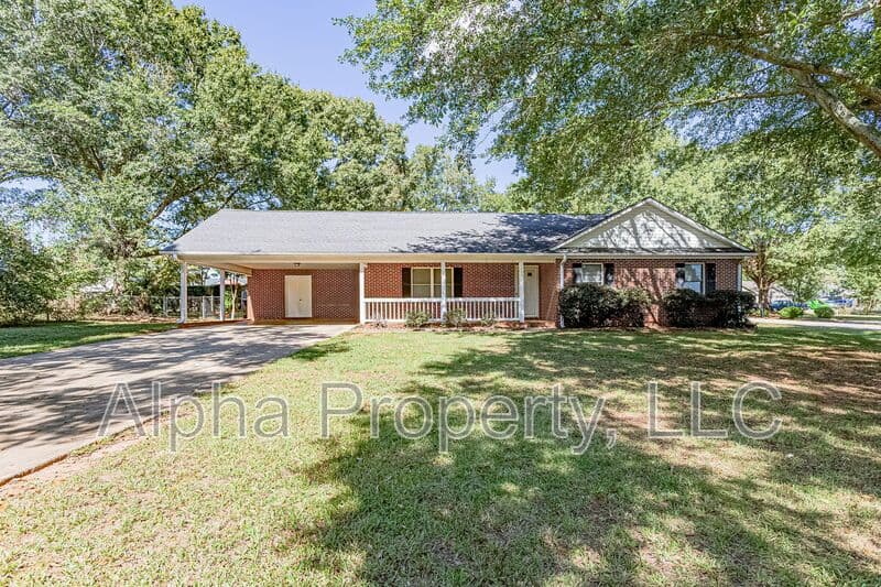 Lyman House: 155 Stewart Dr