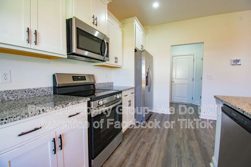 Raeford House: 157 Easy St