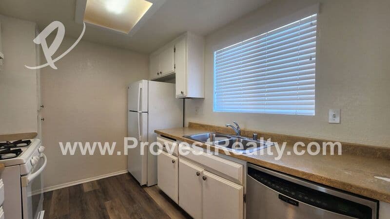 Apple Valley House: 17979 Quantico Rd