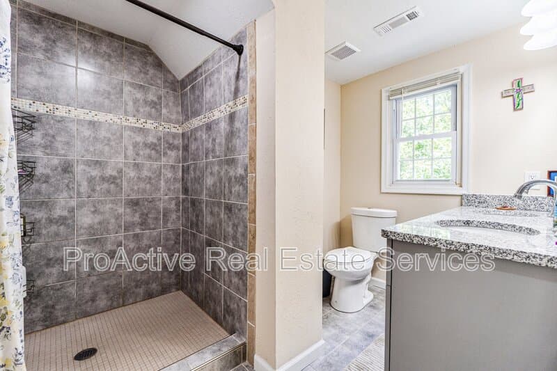 Norfolk House: 6040 Airway Lane