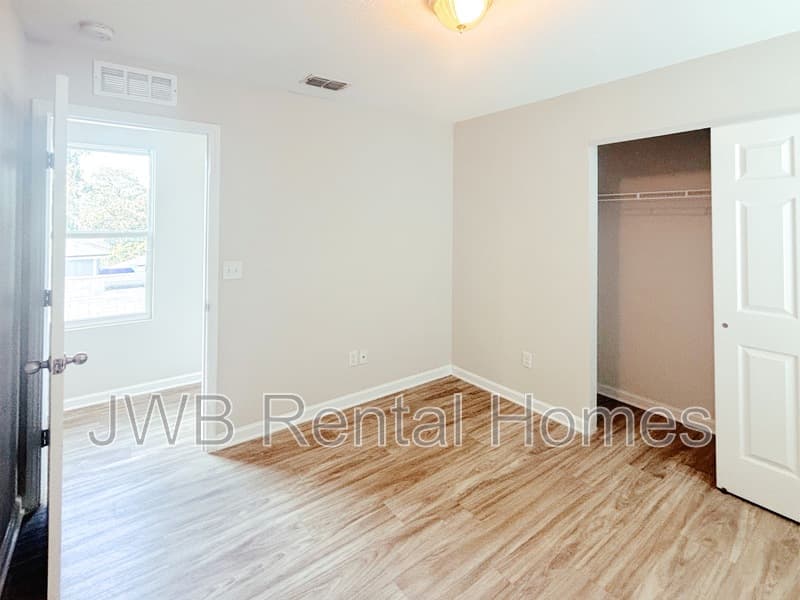 Jacksonville House: 8585 Jasper Ave