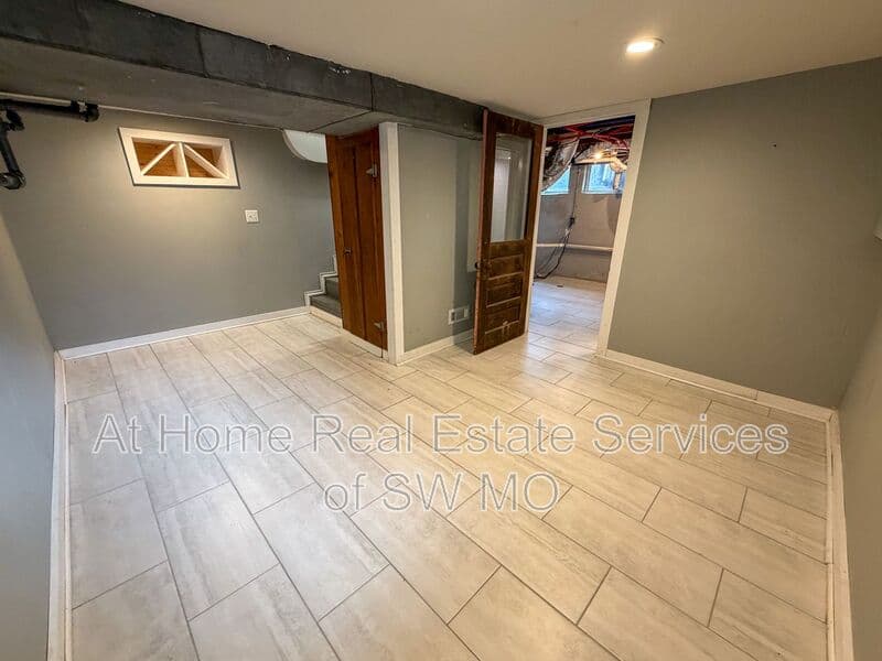 Springfield House: 1460 E Grand St