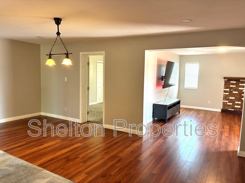 Tempe House: 523 E Malibu Dr