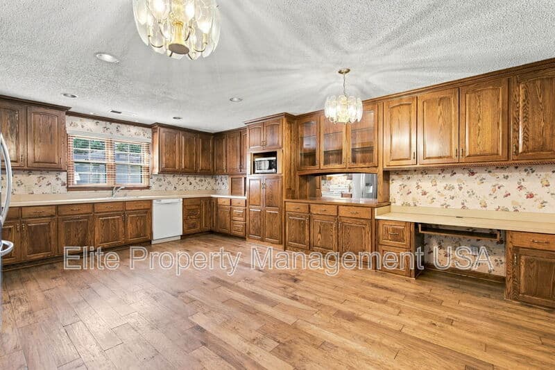 Gainesville House: 1028 Holly Drive