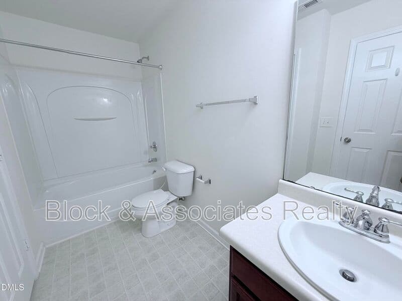 Cary House: 124 Longchamp Ln