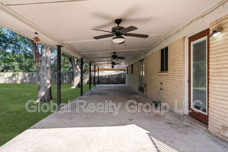 New Braunfels House: 138 Bobolink Dr