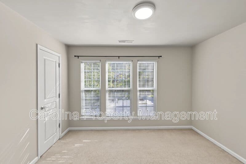 Charlotte House: 15422 Canmore St