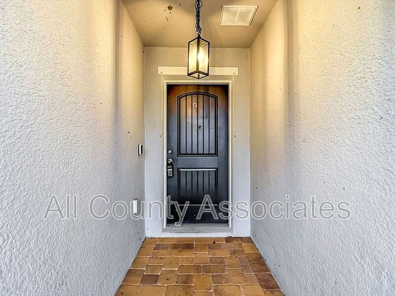 Hudson House: 12542 Achasta Blvd