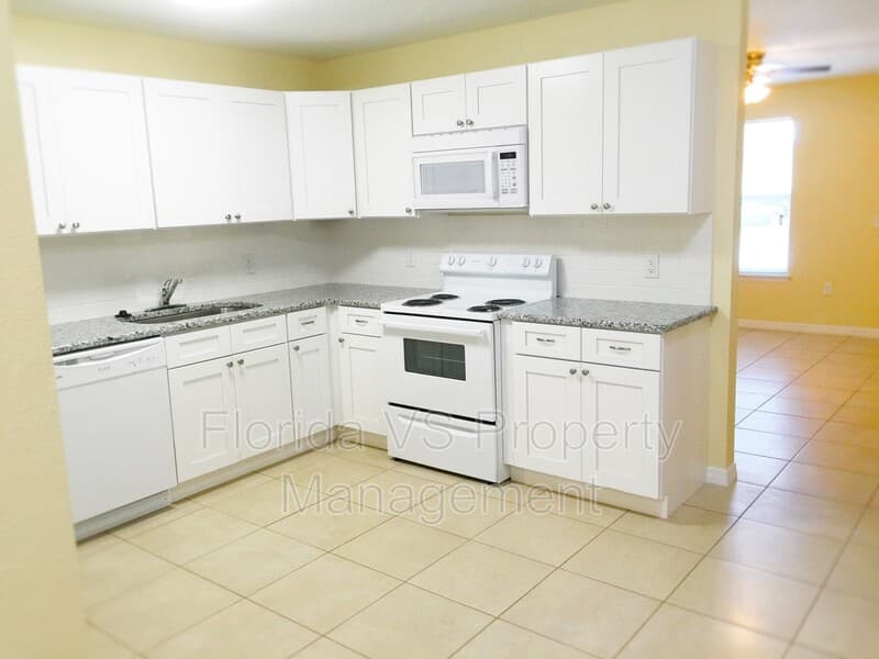 Poinciana House: 332 Dundee Dr