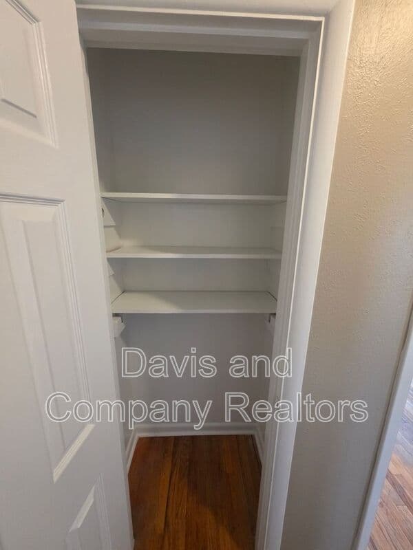 Midland House: 4210 Pasadena Dr