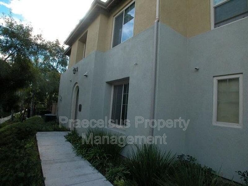 Chula Vista Townhome: 1724 Rolling Water