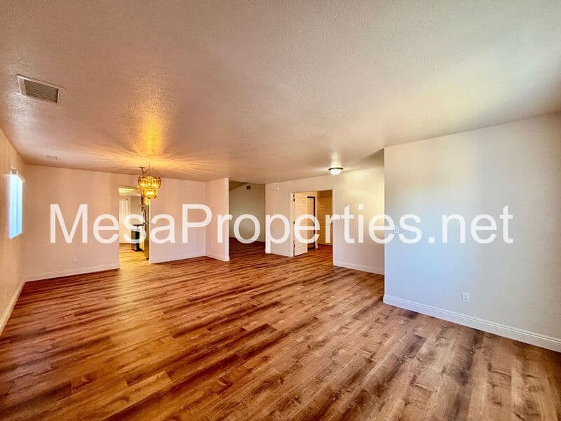 Victorville House: 13520 Oakmont Dr