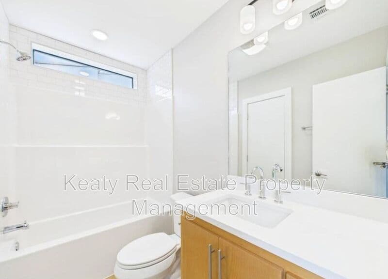 Lafayette House: 1120S Washington Street - Unit 201