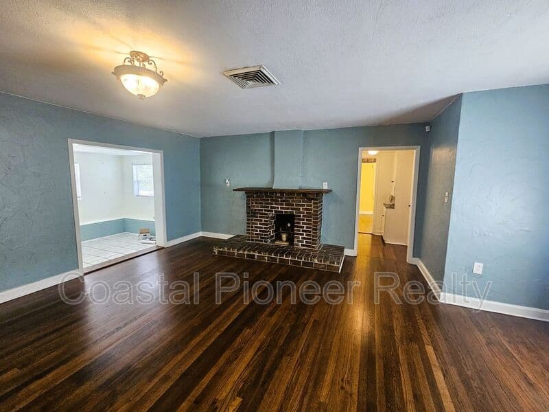 Tampa House: 7301 N 13th St