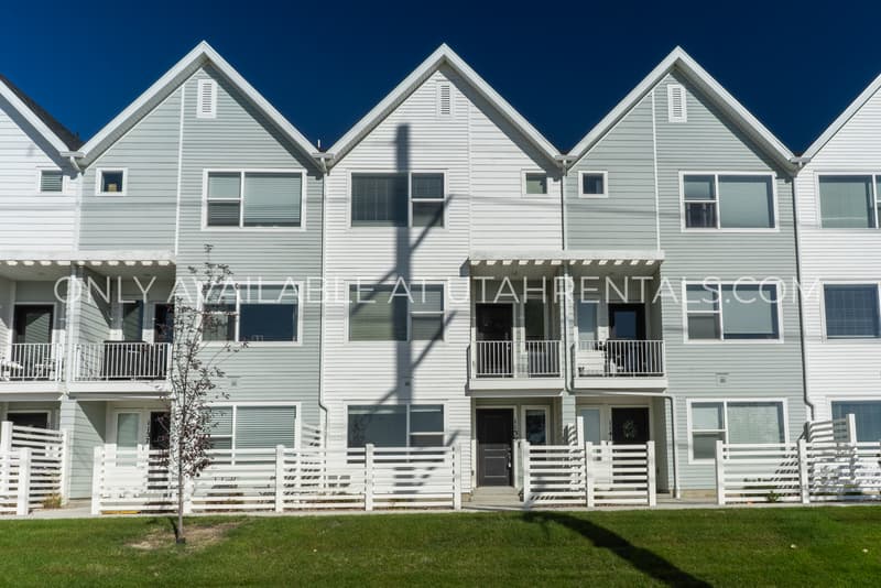 Saratoga Springs Townhome: 1139 E Hatch Row