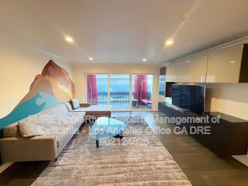 Redondo Beach House: 800 Camino Real