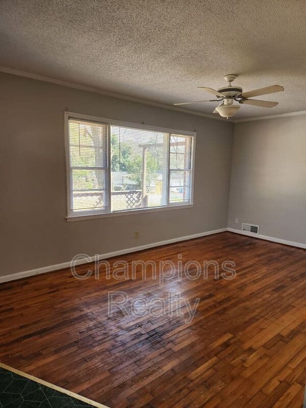 Columbus House: 5415 Eugenia Ave