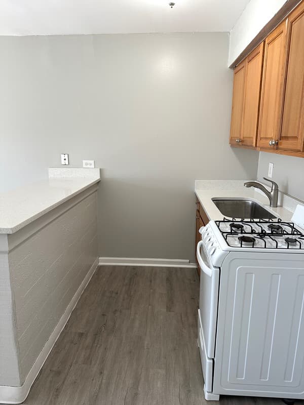 Elgin Condo: 1940 Mark Ave
