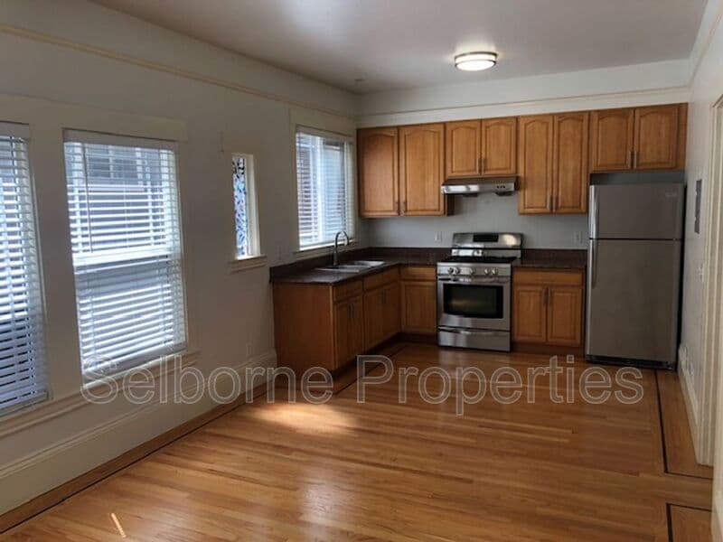 Oakland House: 937 International Blvd