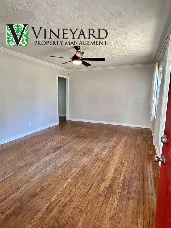 Smyrna House: 1995 Benson Ave SE