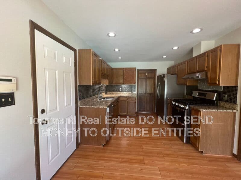Fayetteville House: 6149 Lakeway Dr.