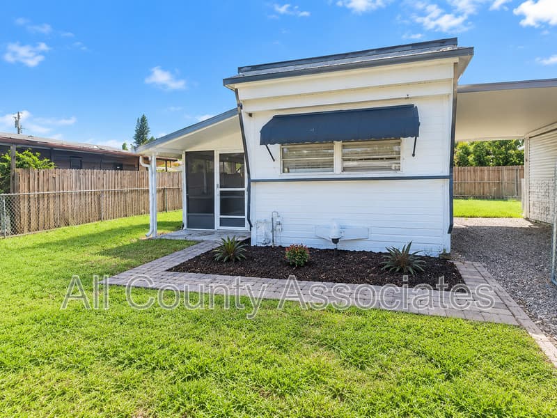 Holiday House: 1844 Mary Ln