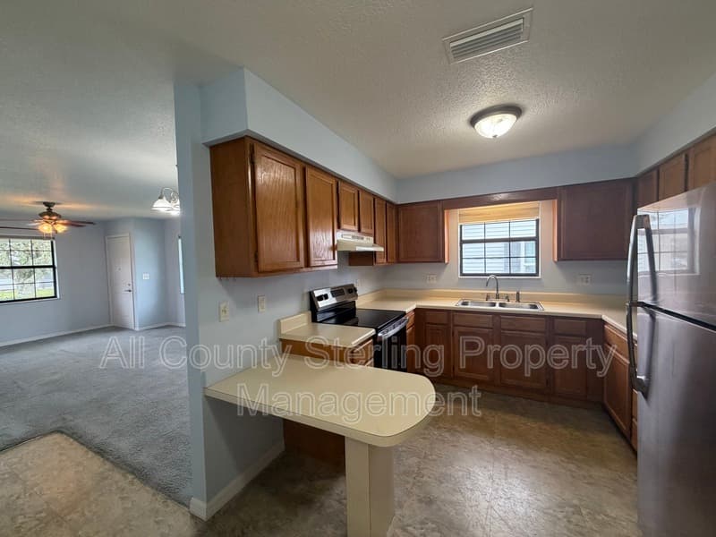 Lake City House: 166 SE Jenese Way