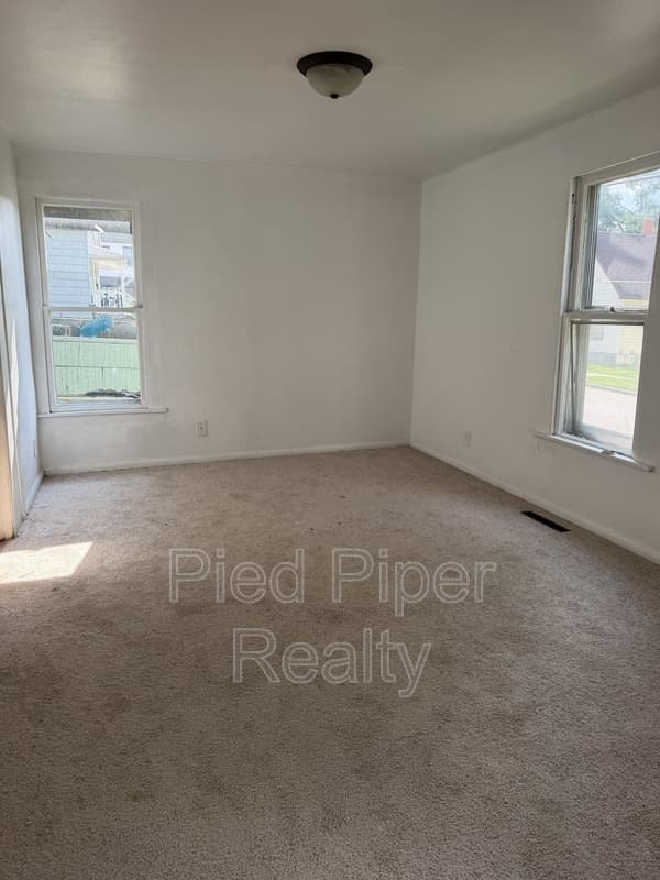 Freeport House: 315 W Clark St