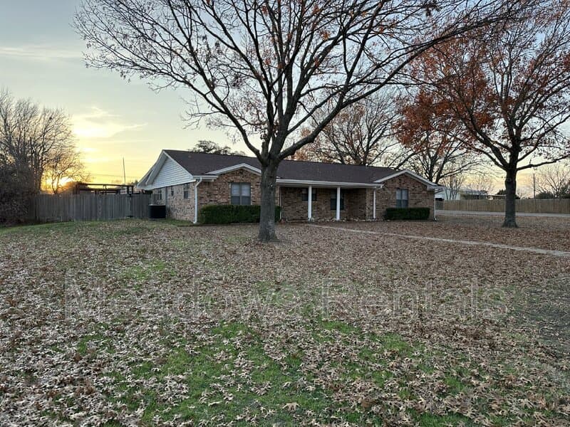 Lorena House: 140 Towne West Drive