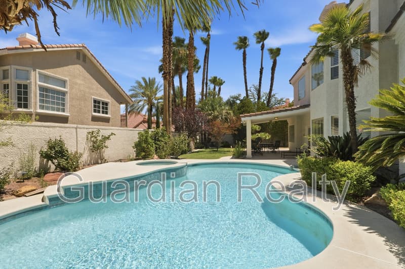 Henderson House: 1888 Woodhaven Dr