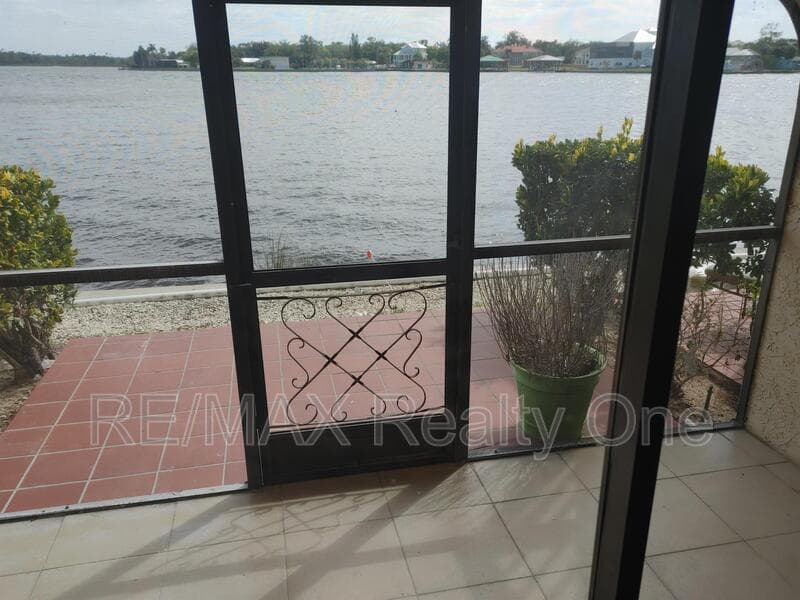 Crystal River House: 389 Northwest 14th Place - 1